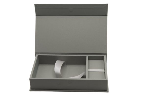 USB/Foto-Box 23,5 x 13,5 x 5 cm mit USB Slot. Geschenkbox für USB-Sticks und Fotoabzüge 10 x 15 cm